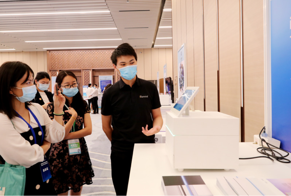 第四屆進(jìn)博會食品及農(nóng)產(chǎn)品展區(qū)、醫(yī)療器械及醫(yī)藥保健展區(qū)展前供需對接會的工作人員在介紹一臺測序儀展品